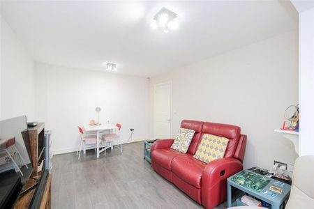 3 bedroom end of terrace house to rent - Photo 2