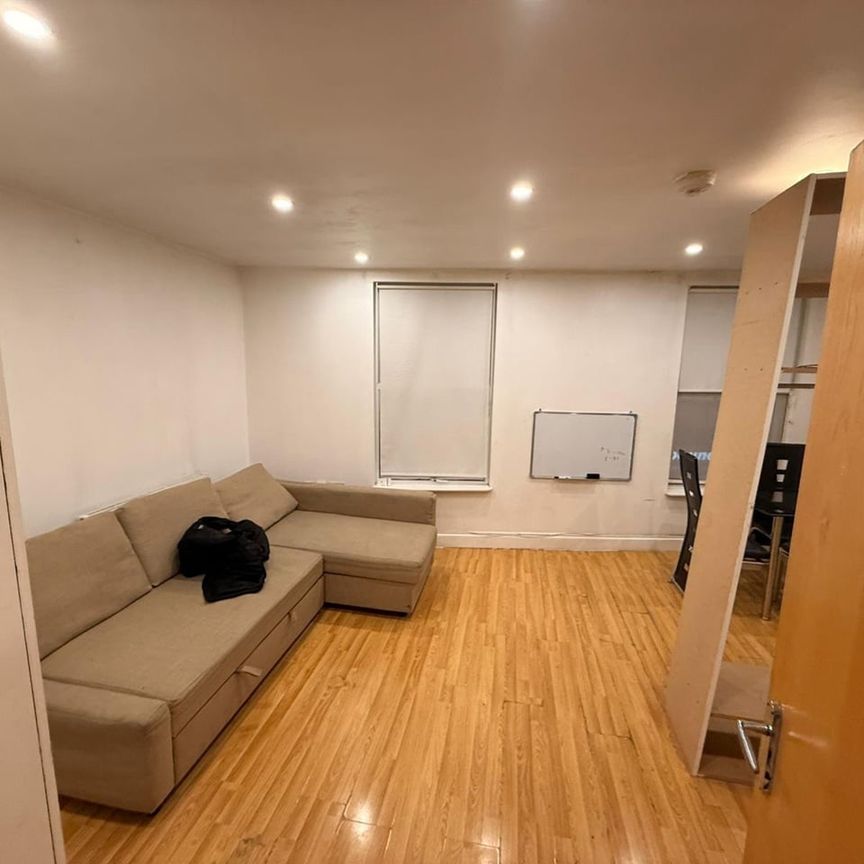 3 Bed Flat, Bromley Road, E10 - Photo 1