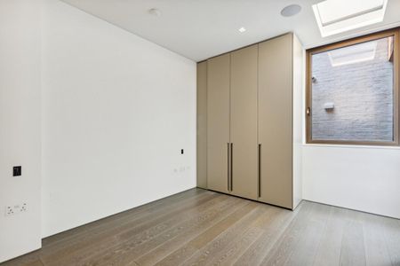 3 bedroom flat in London - Photo 4