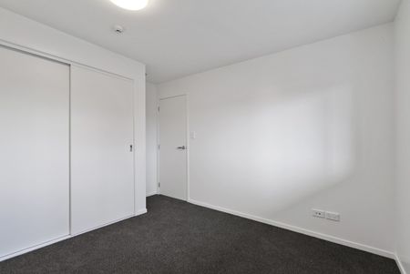 Spacious 3 Bedroom 2 Bathroom in great Location. - Photo 4