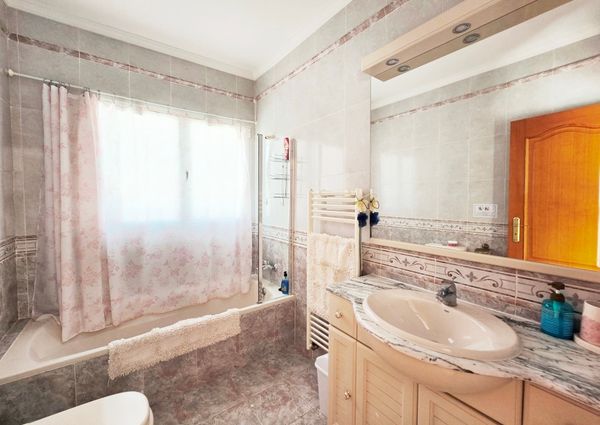 LONG TERM RENTAL Beautiful villa with sea views for rent in Benissa coast with 5 bedrooms.