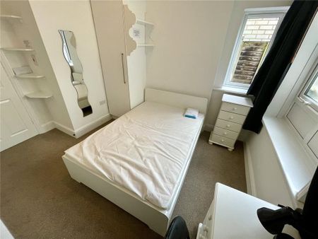 6 bedroom detached house to rent - Photo 5