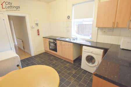 4 Bedroom Mid Terraced House - Photo 4