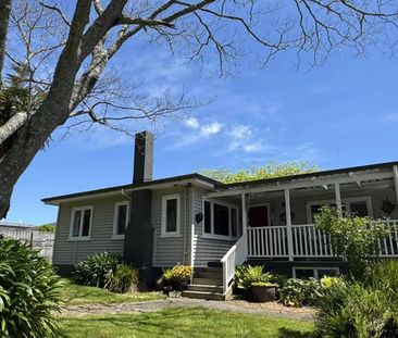 Spacious Family Living with Style and Comfort - Photo 3