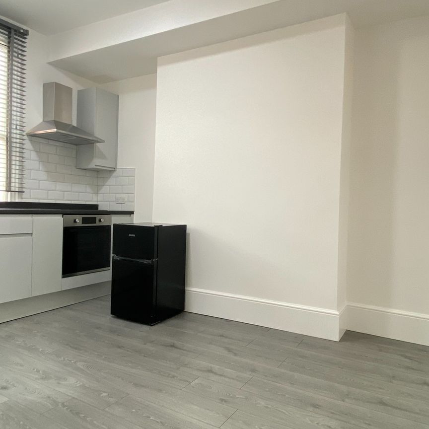 Studio Flat, Wood Lane, W12 - Photo 1