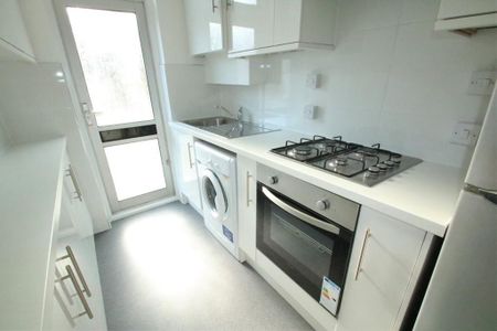 3 bedroom semi-detached house to rent - Photo 5