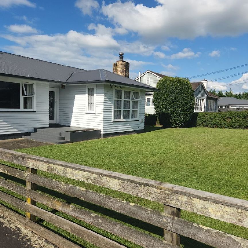 Three bedroom family home - Photo 1