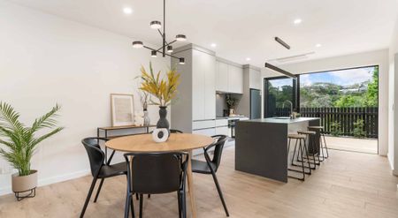 Stunning 4 Bedroom, 2 bathroom with Single Lock up Garage + 1 Dedicated Carpark - Photo 5