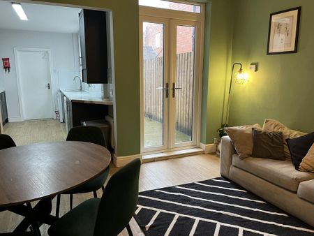 6 bedroom terraced house to rent - Photo 3