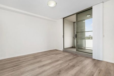 Modern Two-Bedroom Apartment with Additional Family Room - Photo 4