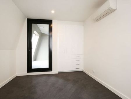 Breathtaking 2 Bed /2 Bath Apartment in the Heart of Collingwood - Photo 2