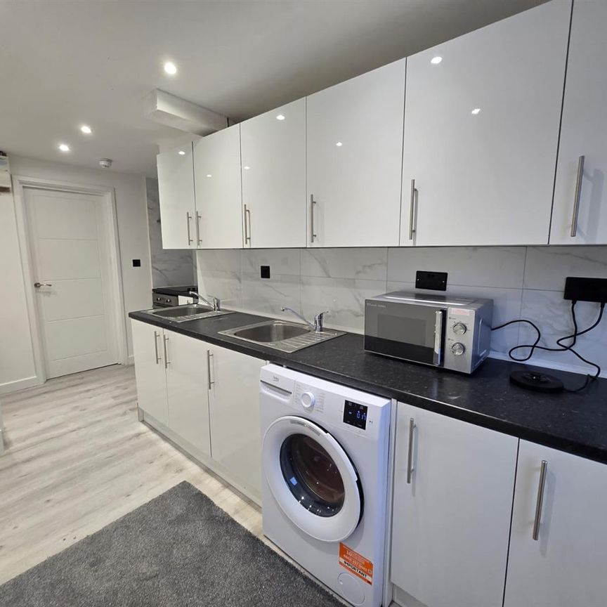 Hawthorn Way, Shepperton TW17, London - Photo 1