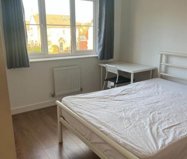 4 bedroom end of terrace house to rent - Photo 5