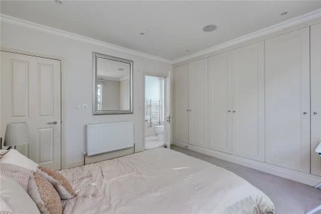 3 bedroom flat in Balham Park Road - Photo 3