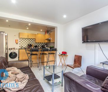 References Pending - 6 bed Semi-Detached House - Photo 1