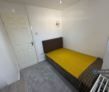 1 bedroom in a flat share to rent - Photo 3
