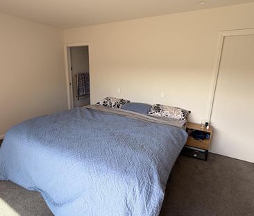 Sunny, Stylish and Spacious! - Photo 2