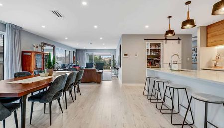 Large single level 4 bedroom with spa pool - Photo 4