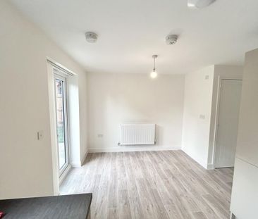 3 bedroom semi-detached house to rent - Photo 6