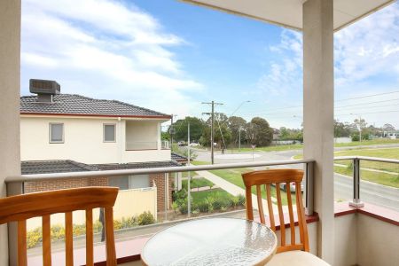 Stunning Three Bedroom Townhouse - Photo 2