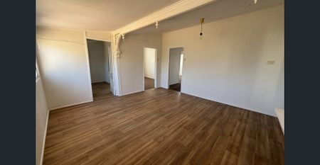 NEAT AND WELL PRESENTED 3 BEDROOM QUEENSLANDER - Photo 4