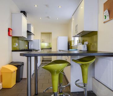 6 bedroom terraced house to rent - Photo 4