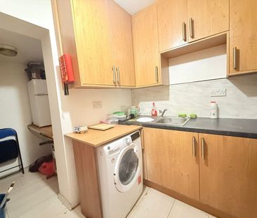 Ensuite room close to ilford station - ideal for single working person - Photo 2