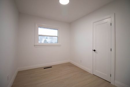 Newly Updated 3-Bedroom Main Unit for Rent – Prime Location in St. Catharines - Photo 4