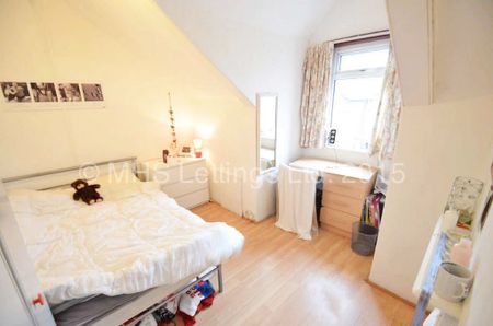 4 Bedroom Mid Terraced House for rent in Harold Grove - Photo 4