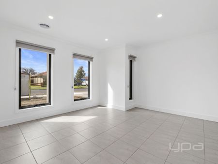 THREE BEDROOM TOWNHOUSE - Photo 2