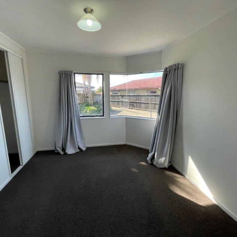 Recently Refurbished - Papamoa - Photo 1