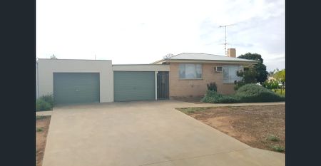 Family-friendly home with converted retreat space - Photo 2