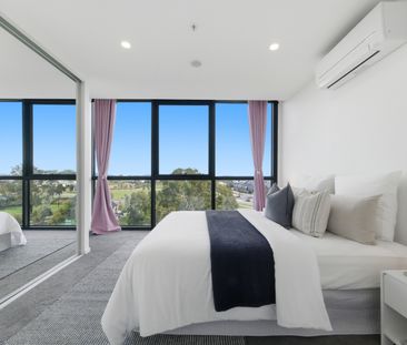 Lush greenery framed by every window - Photo 4