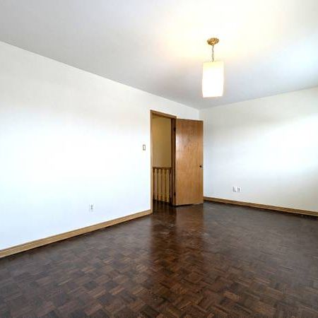 Well-maintained Second-floor 2 Bedroom Apartment for Rent - Photo 1