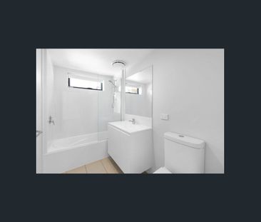 Near new top floor apartment - Photo 6