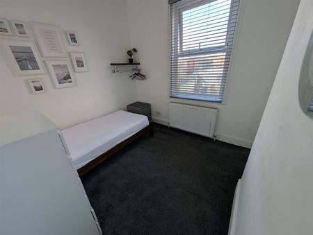 Victoria Road, Scarborough - Photo 3