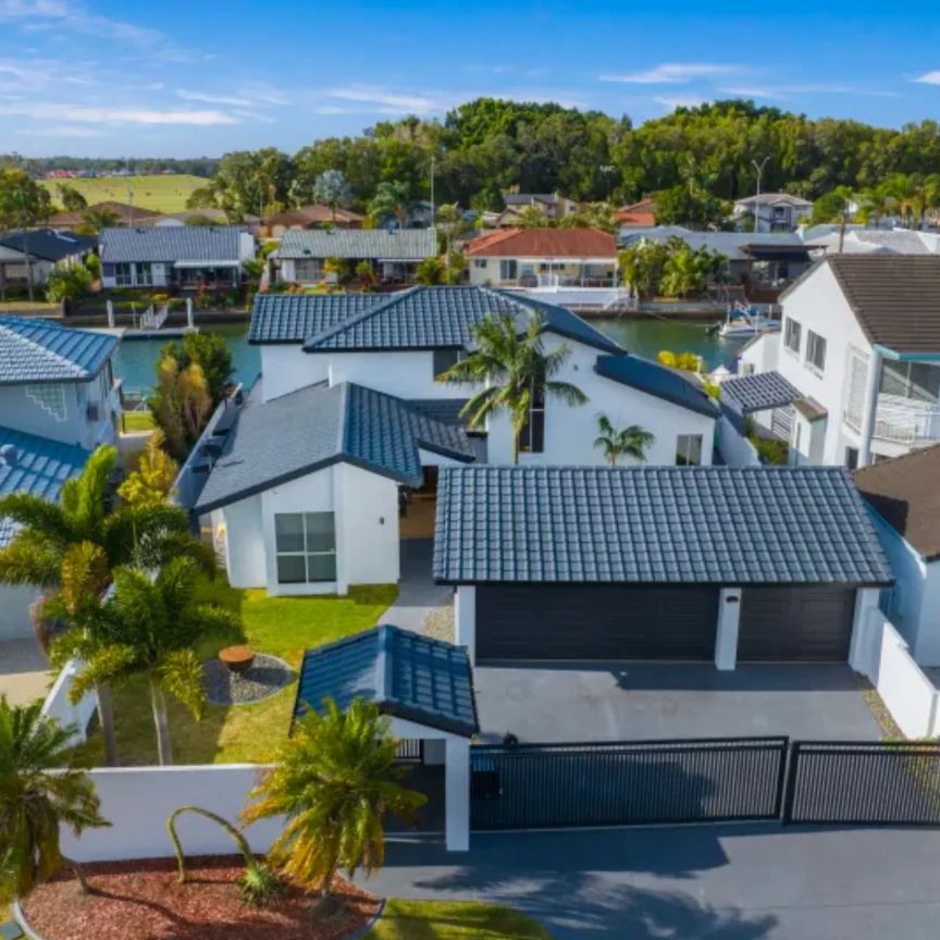 Prestige Waterfront Living | 5 Bedroom, Fully Furnished Residence | Runaway Bay Islands - Photo 1