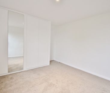 Lily Close, St Paul's Court, Hammersmith, London, W14 - Photo 2