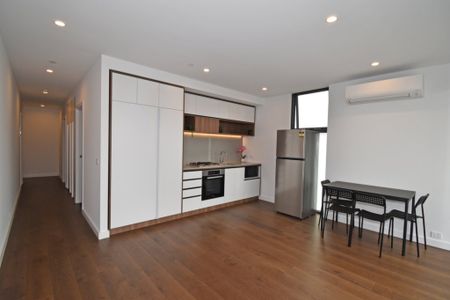 Modern Apartment in the Heart of Bentleigh - Photo 3