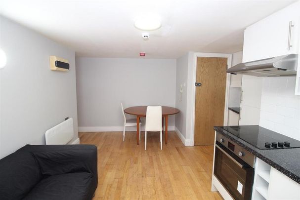 2 bedroom flat to rent - Photo 1