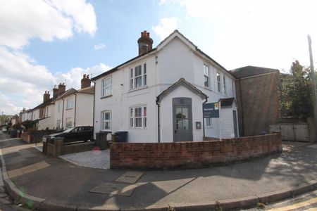 Fern Road Farncombe, Surrey - 1 bedroomProperty for lettings - Seymours - Photo 2