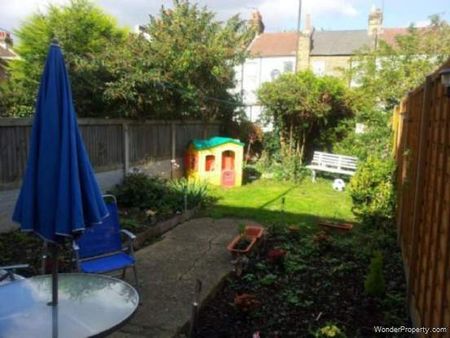 2 bedroom property to rent in London - Photo 2