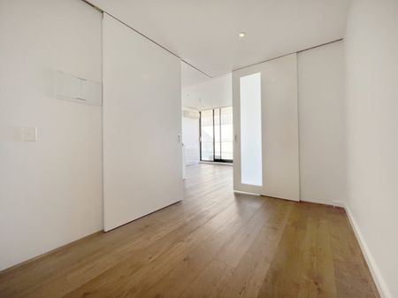 Bright Third Level Apartment with Study, Iconic Location - Photo 5