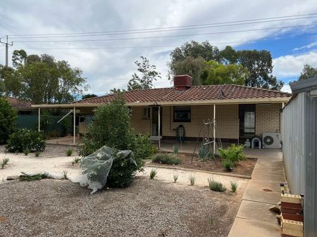 Four Bedroom Family Home! - Photo 4