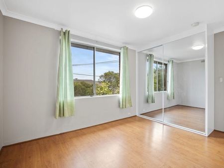 Conveniently Located, Bright And Spacious Two Bedroom Apartment With Parking, Only Moments To Dulwich Hill Train Station And Light Rail - Photo 4