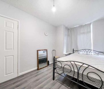 Reading, Berkshire, RG6 - Photo 4