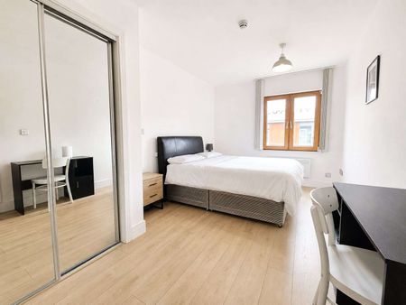 AVAILABLE AUG 3RD | 2 BED 1 BATH APARTMENT | TOP FLOOR | FULLY FURNISHED WITH INTERGRATED APPLIANCES | PARKING INCLUDED - Photo 3