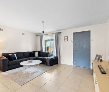 Comfortable 3 Bedroom Home in Convenient Location - Photo 4