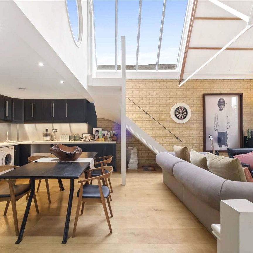 Stylish three bedroom Mews home in the heart of Clapham - Photo 1