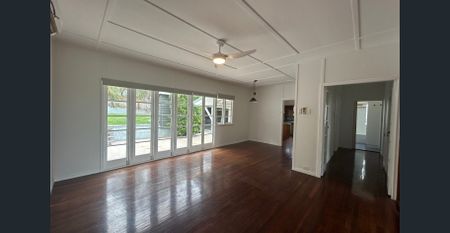 HIDDEN GEM IN SOUTH GLADSTONE WITH OCEAN VIEWS AND RUMPUS ROOM WITH SEPERATE BATHROOM! - Photo 2